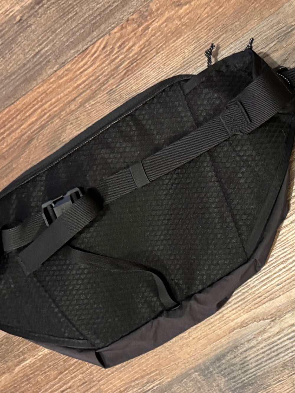 Unisex On On Sling Pack - Picture 2 of 4